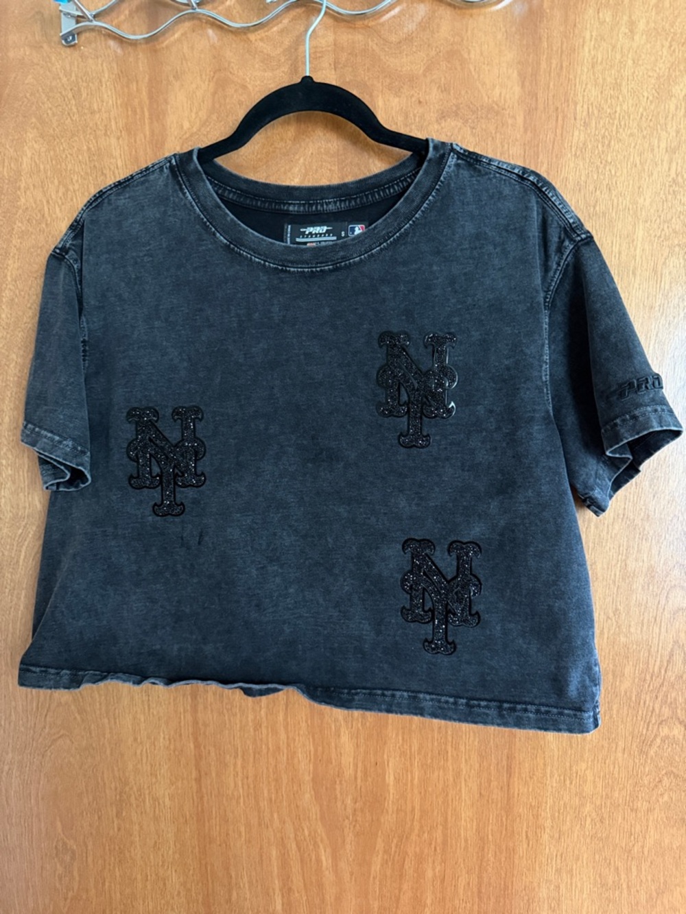 Women’s Black Washed NY Mets Sparkle Logo Cropped Tee